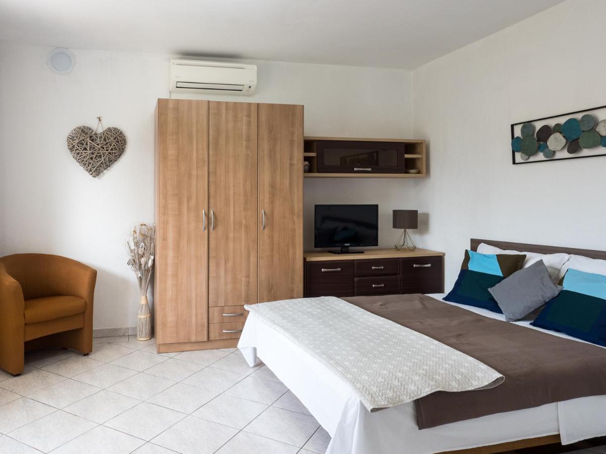 Apartments Summer Bloom Krk Town Bagian luar foto